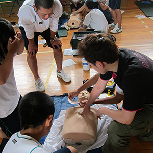 ２年生を対象としたＡＥＤ講習会を実施